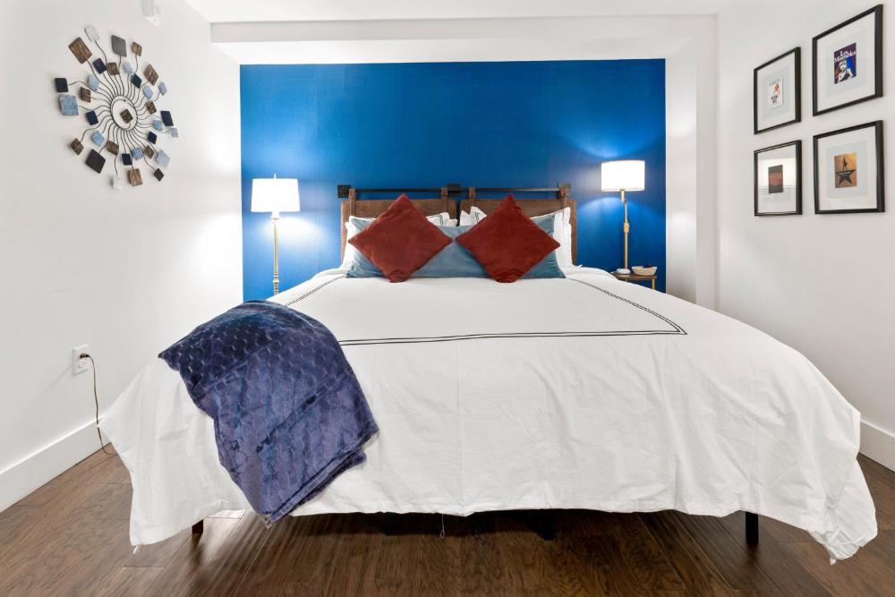 Theatre Retreat 2 Bedroom Loft - 1 Blk from Theatres